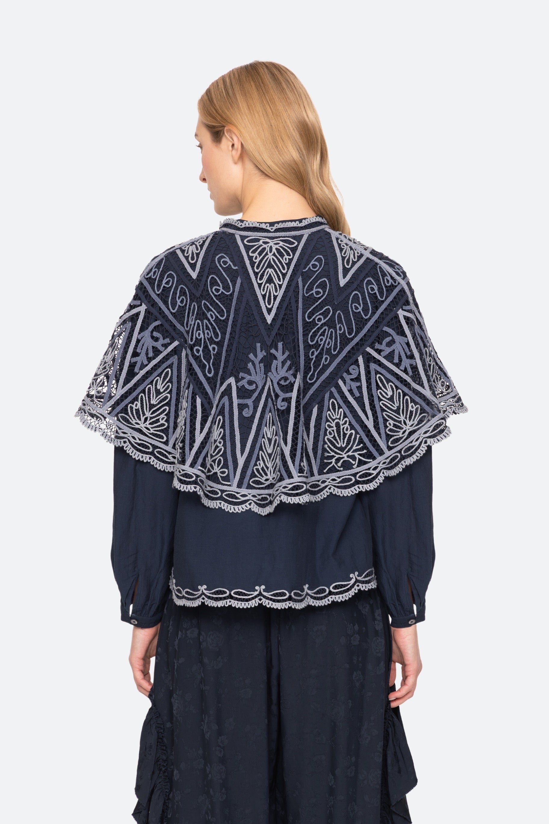 VALI EMB L/SLV CAPE TOP (D2)