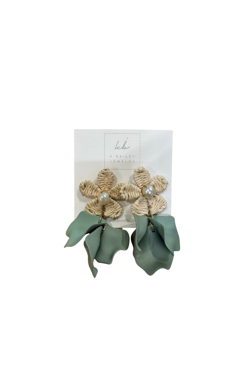 Raffia Flowers w/Green Leaves