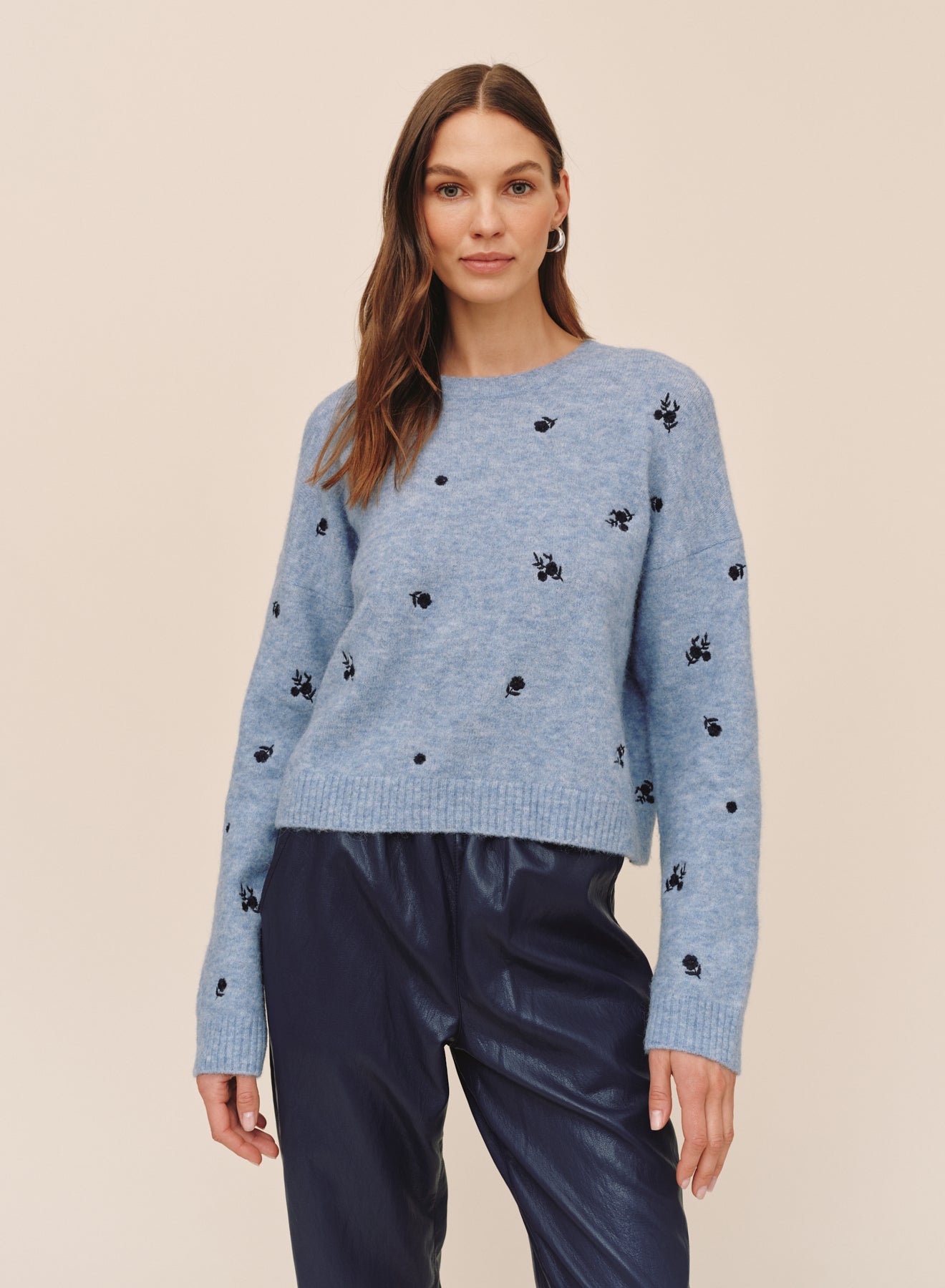 B20225-L99-304 - EMBROIDERED CREW NECK SWEATER