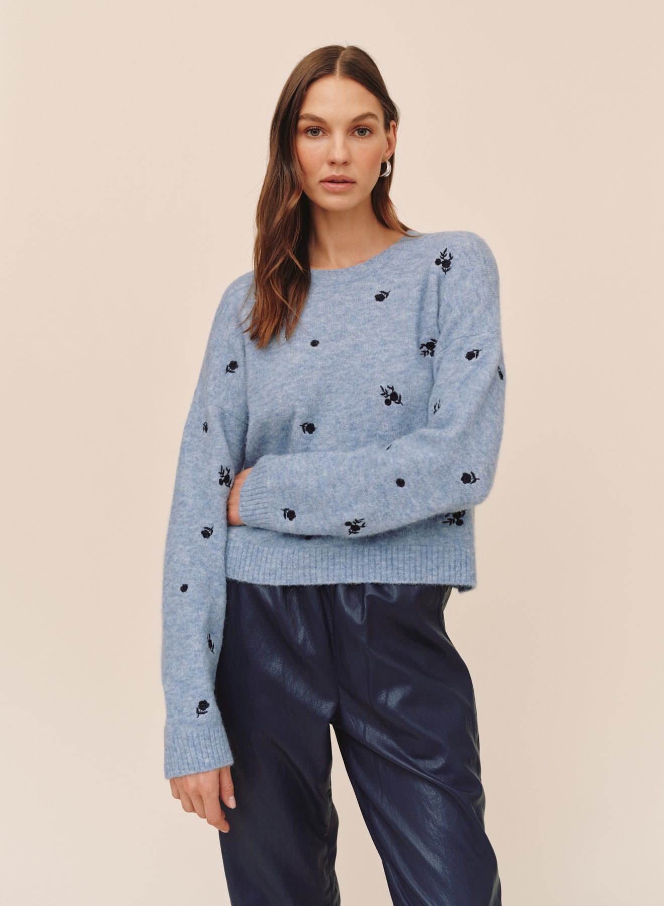 B20225-L99-304 - EMBROIDERED CREW NECK SWEATER