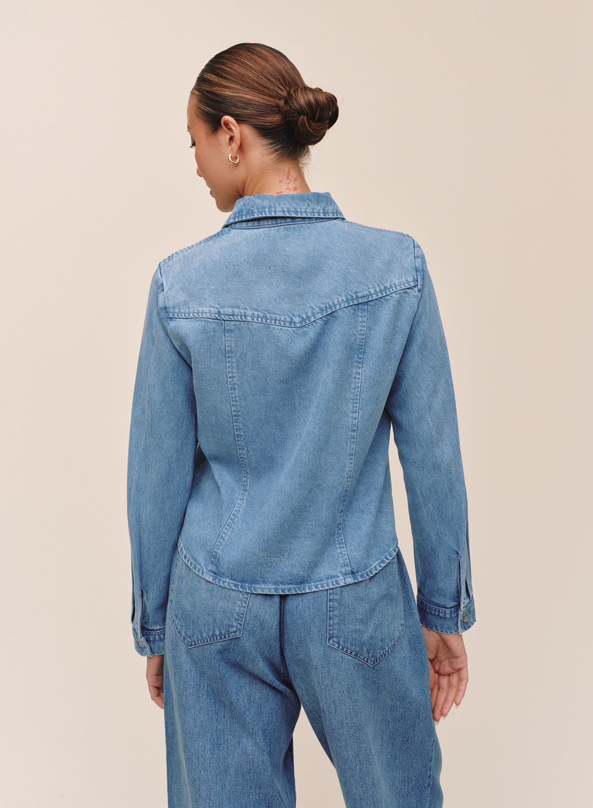 B20302-F85-009 - SEAMED WESTERN YOKE CROP SHIRT