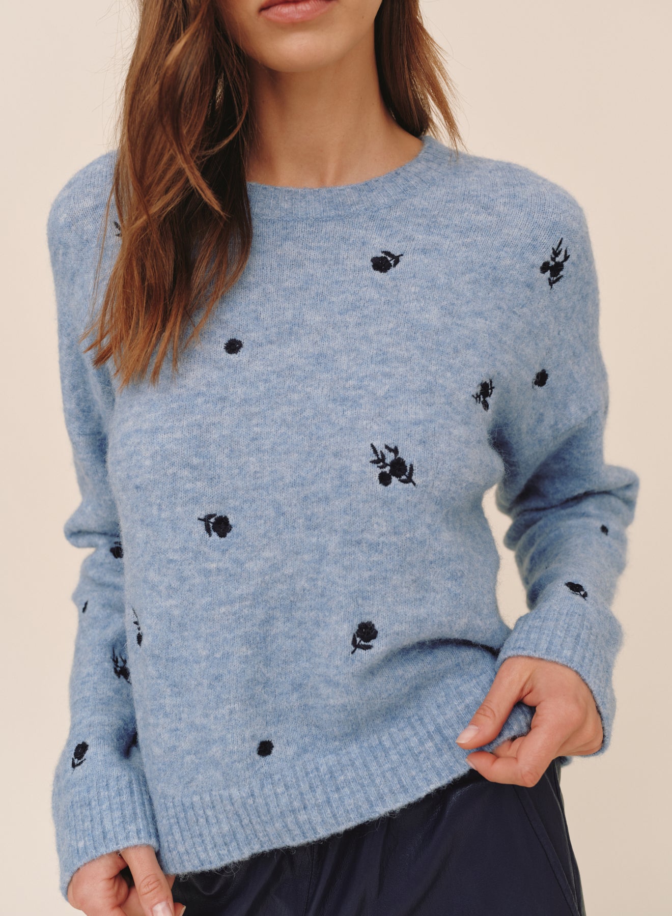 B20225-L99-304 - EMBROIDERED CREW NECK SWEATER