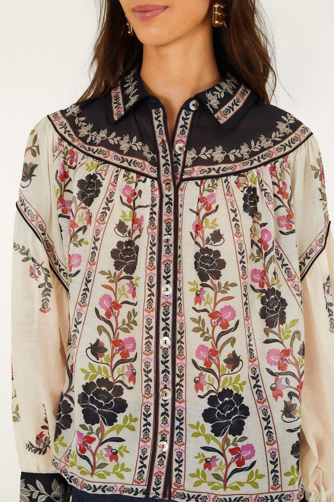 DELICATE FLORAL CREAM BLOUSE